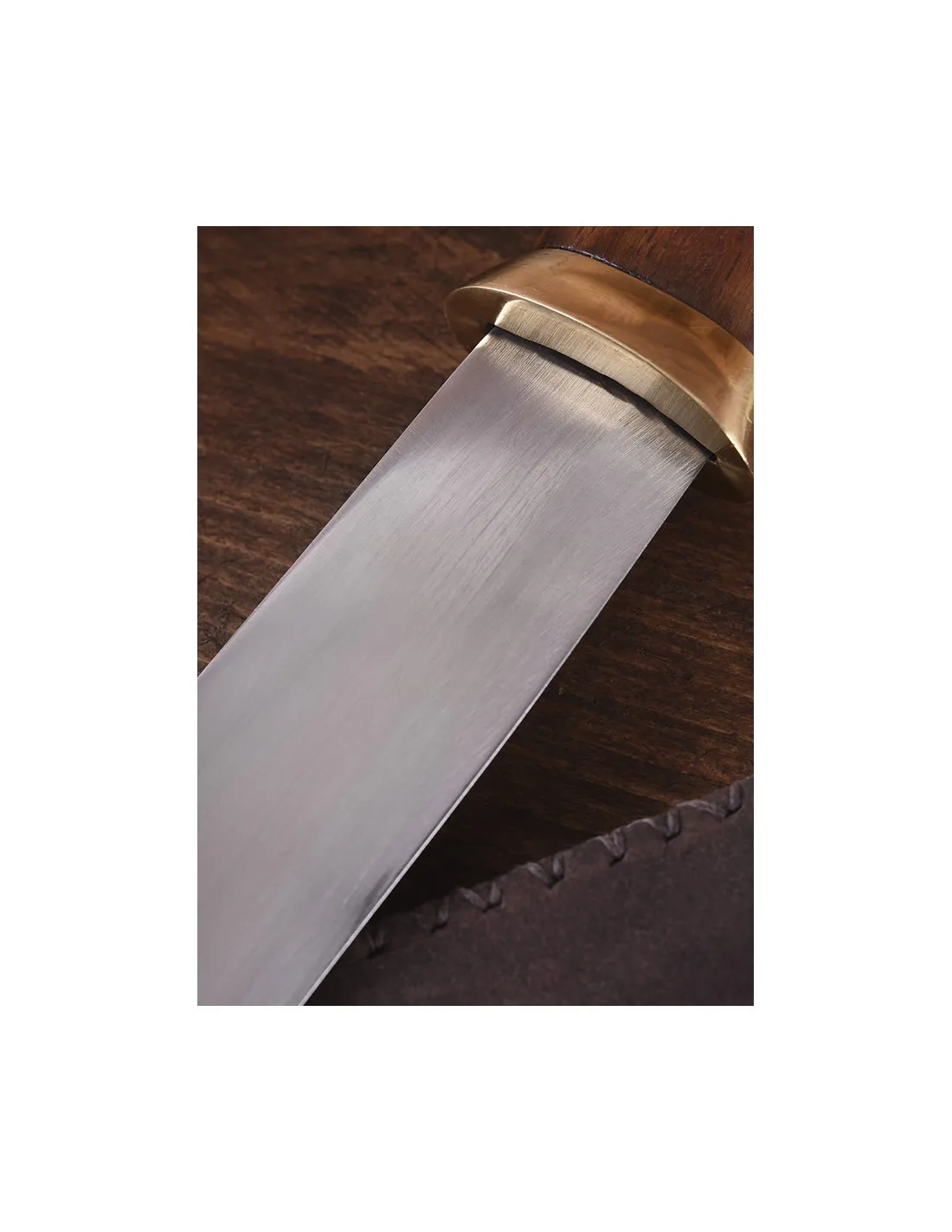 Cuchillo Seax hoja acero al carbono, funda de ante marrón