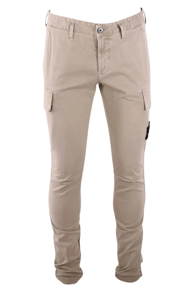 Pantalón beige con bolsillos laterales y parche