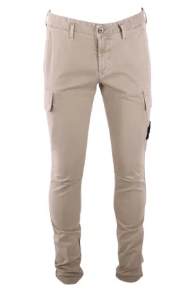 Pantalón beige con bolsillos laterales y parche