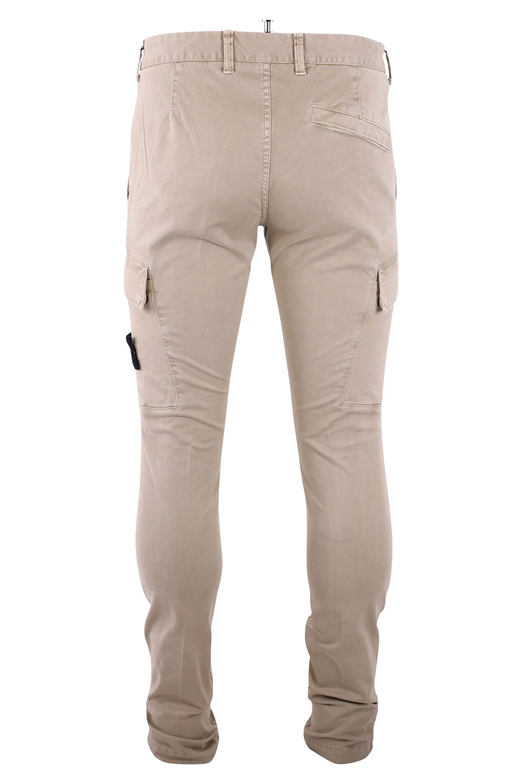 Pantalón beige con bolsillos laterales y parche