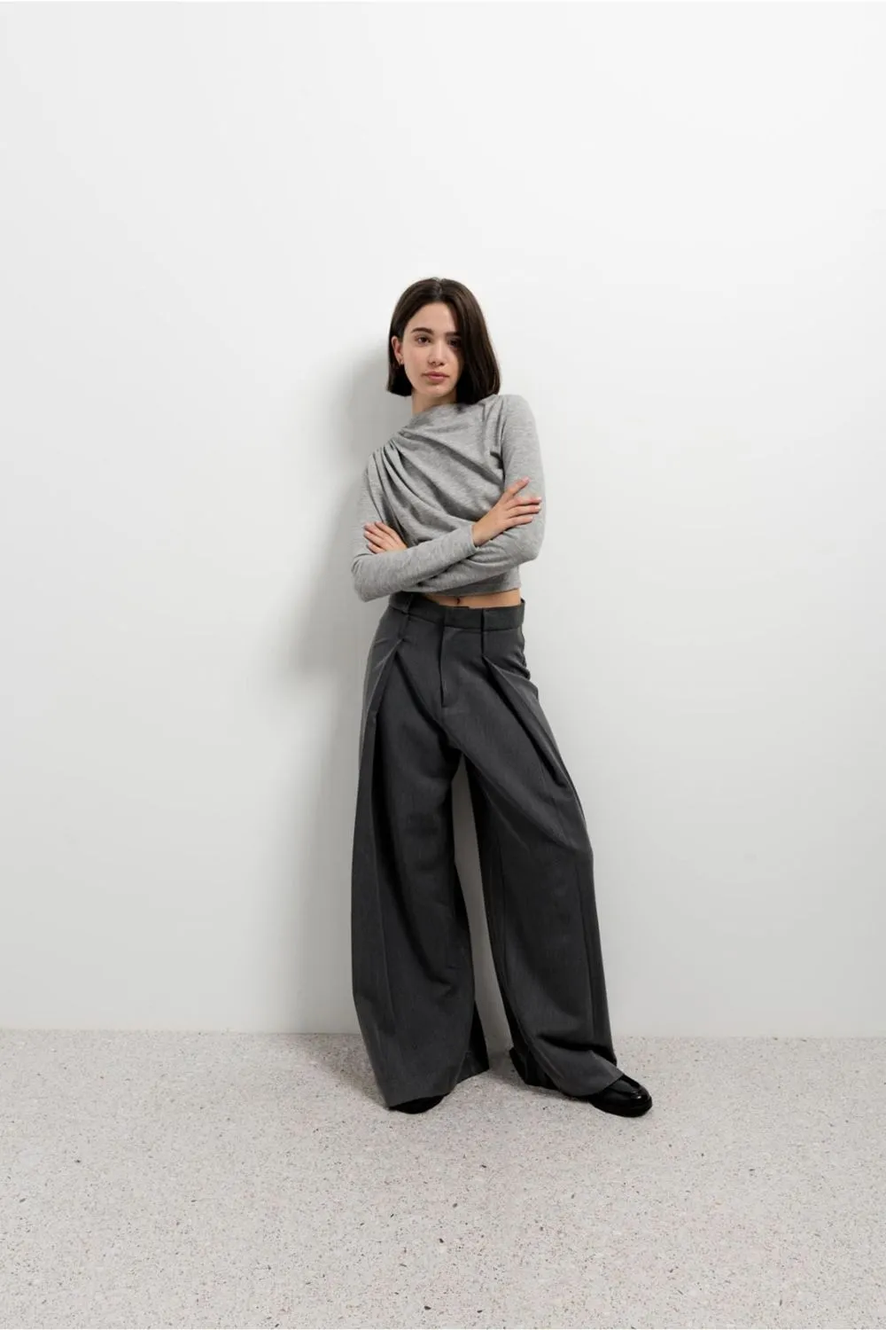 Pantalón pinzas de pata ancha elegantes para mujer de Emarola & Co