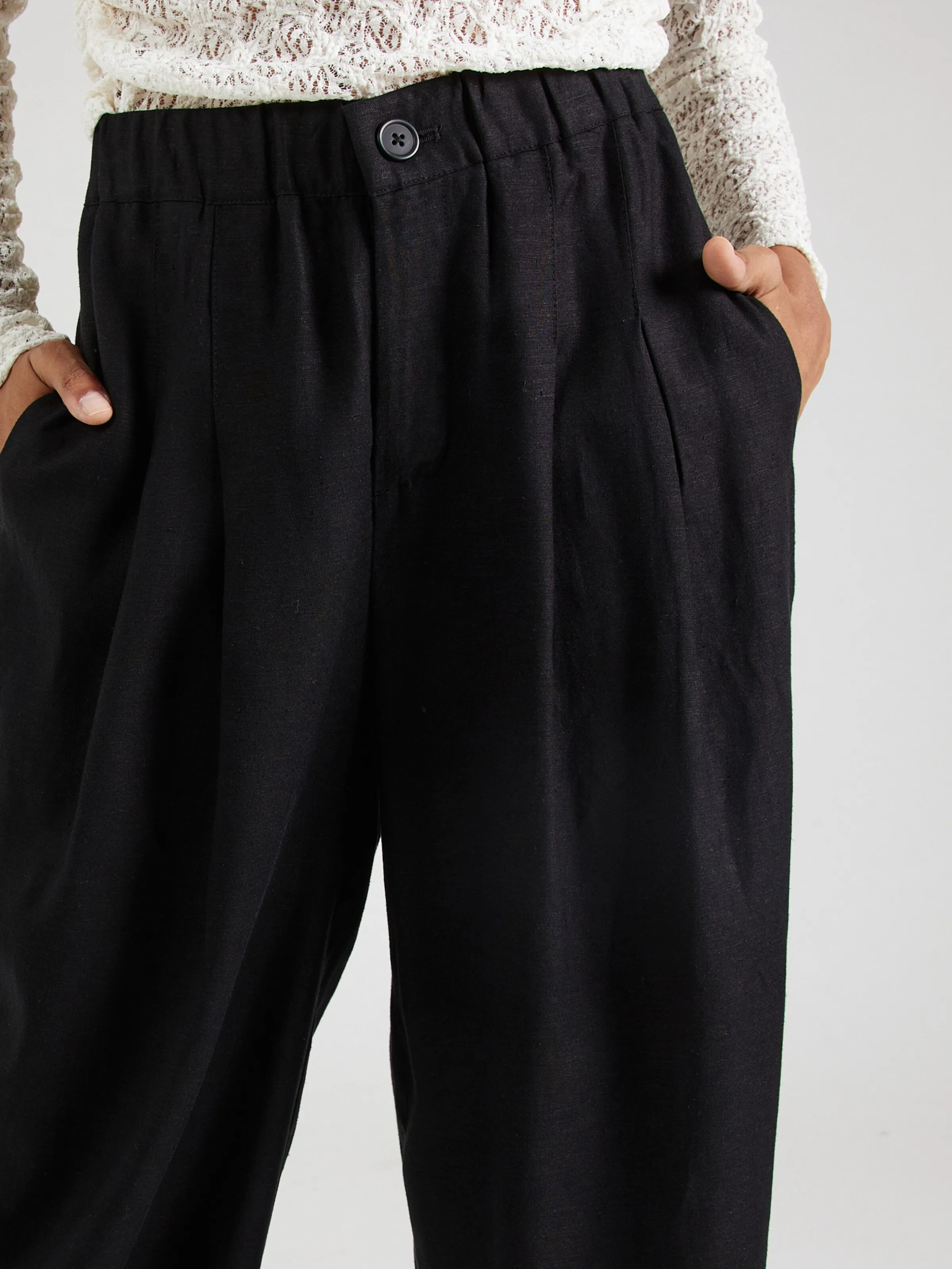 Pierna ancha Pantalón plisado 'Katarin' MSCH COPENHAGEN en Negro